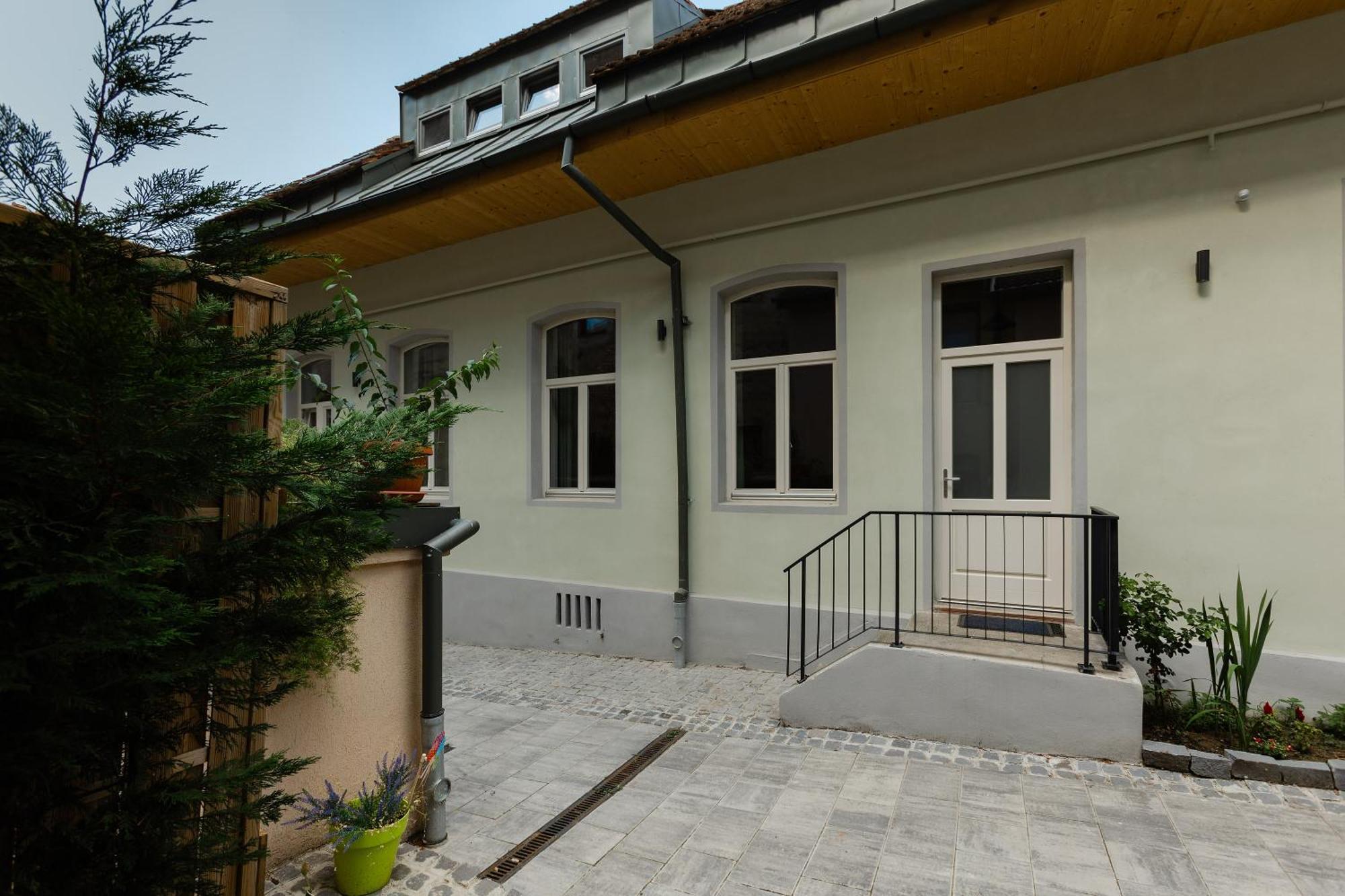 House 66 Aparthotel Braşov Exteriör bild